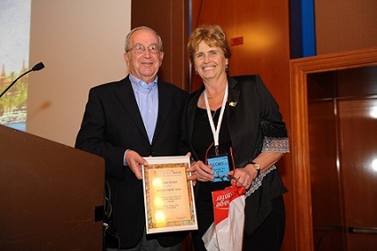 פרופ' רובינזון מקבל אות הוקרה פרופ' רובינזון מקבל אות הוקרה